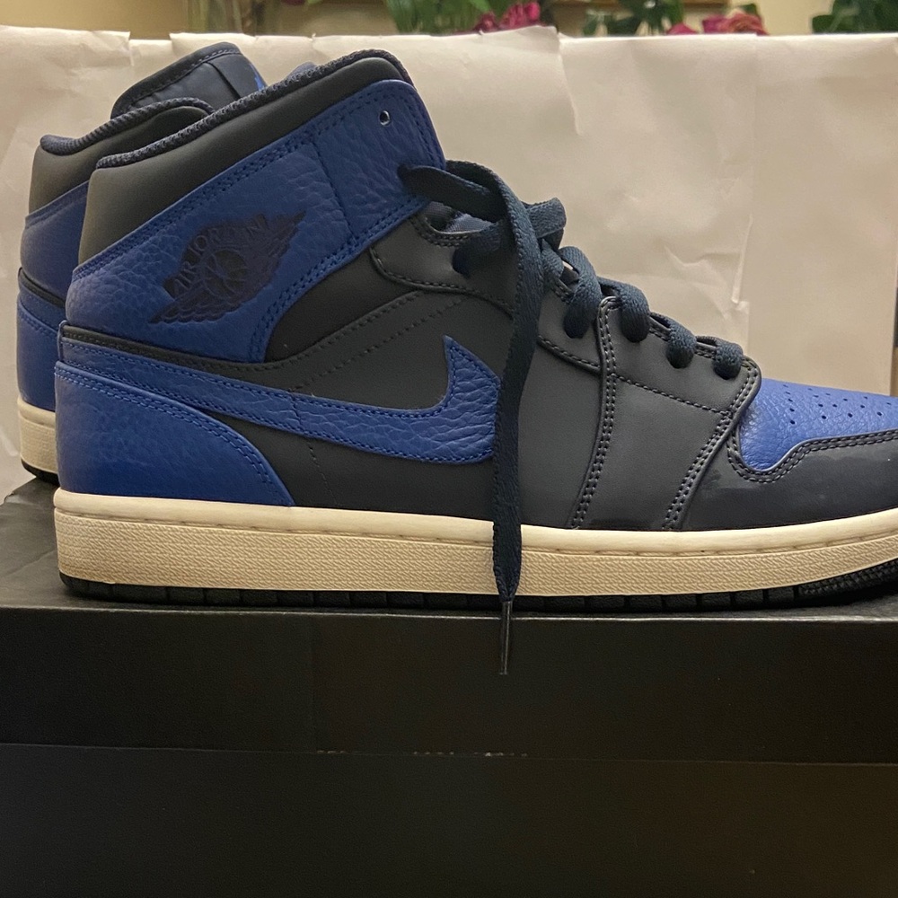 Jordan Retro 1 mids  blue/black. Like new.